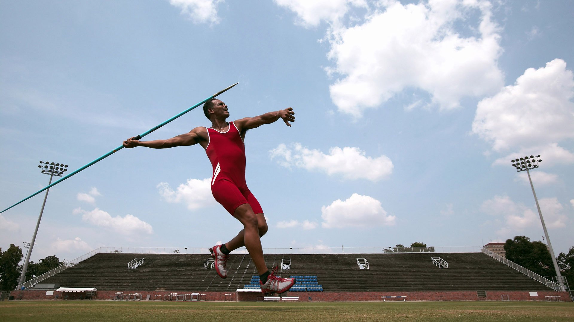 球员在比赛中展现高超技艺，带领球队获胜，球员们的比拼很热烈,赢得了观众的阵阵喝彩