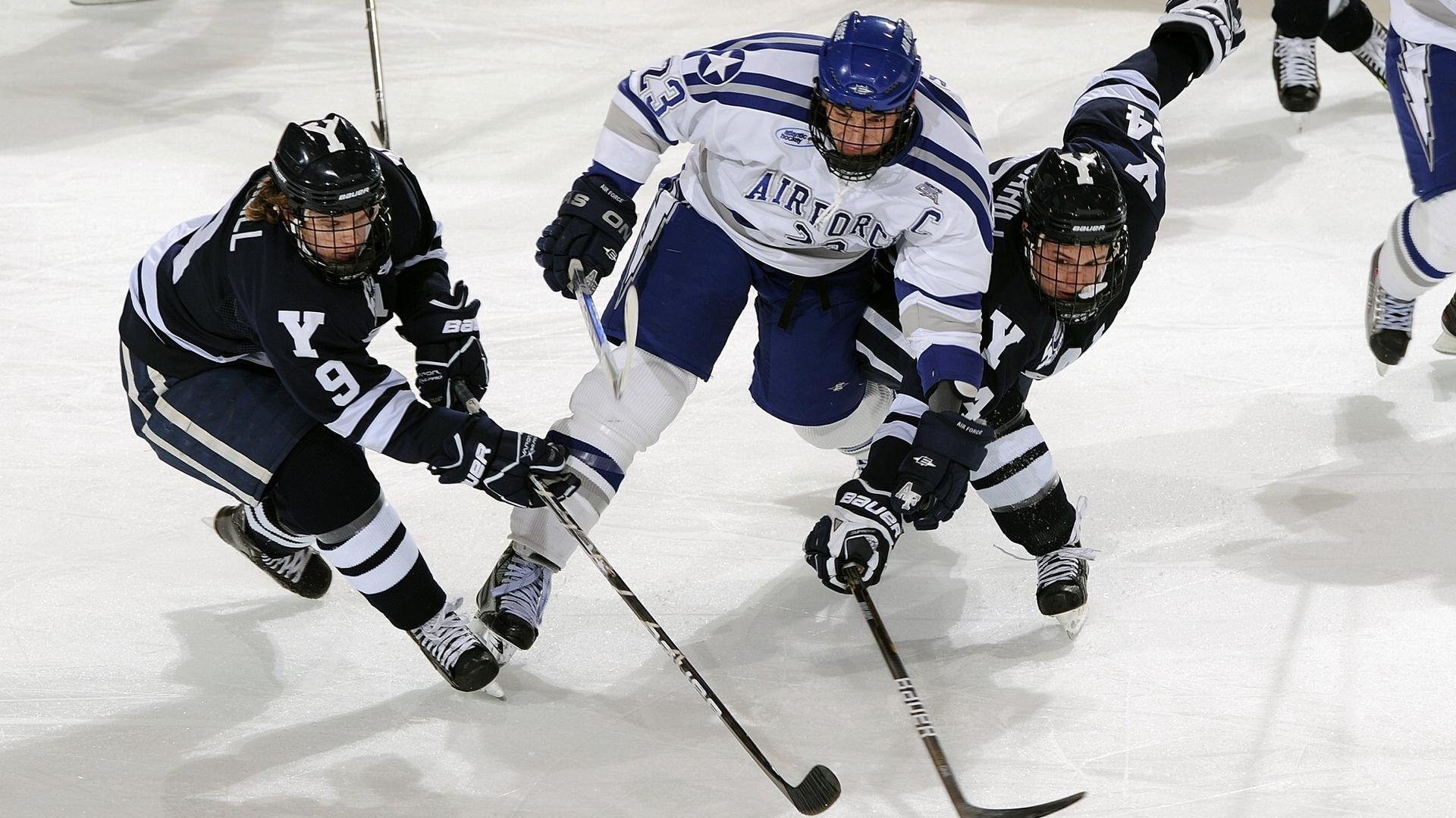 球队在全球篮球赛上战胜强大对手赢得冠军，篮球队获得冠军